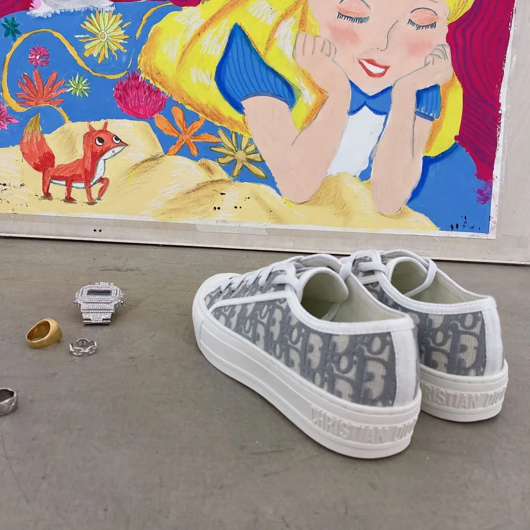 👟👟Ex-factory price 500👟👟 New arrival at D home, synchronized with the official website WALK N DIOR embroidered canvas shoes series, 100% cotton silk double-sided three-dimensional embroidery All the materials of this shoe are original molds, right down to the hardware, laces, outsole, PU midsole...the upper fabric is made of double-sided pure cotton silk three-dimensional electric embroidery. Each style looks colorful, but it does not make it difficult to match clothes. The entire series is like a piece of handicraft, unique!  ▪️Inner lining: full-grain mixed sheep and sheepskin ▪️Foot pads: same color cowhide, comfortable to the feet ▪️My last style is exactly the same as ZP, welcome to compare. My color scheme is the most complete, and the counter has a full set of packaging. Code number: 35-41